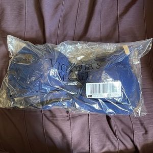 Victoria’s Secret PINK brand lightly lined bra - size L